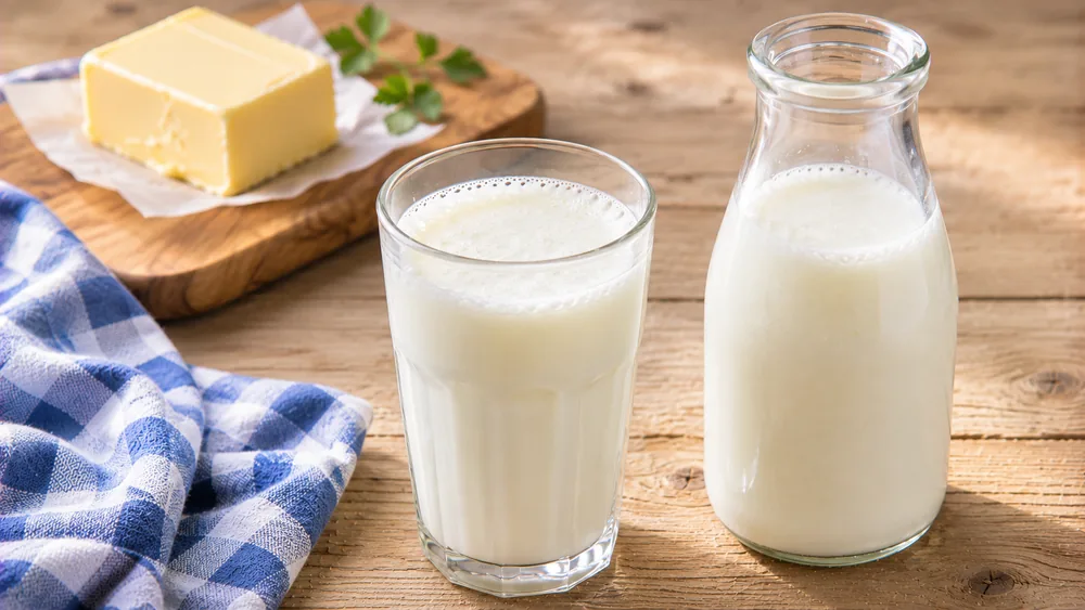 Buttermilch: Nebenprodukt der Butterherstellung mit wenig Fett
