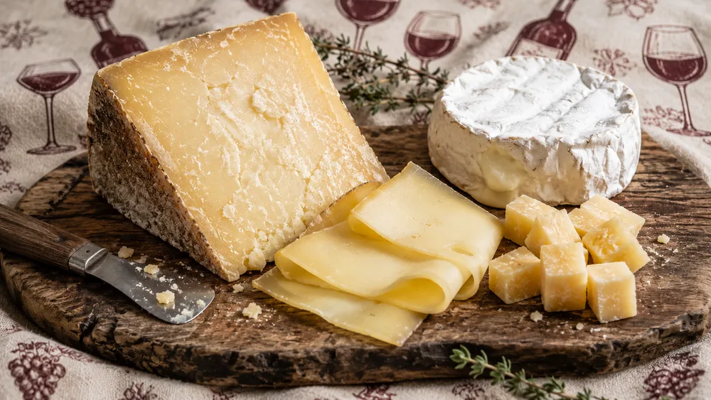 Käse: Käsegruppen, Fett i. Tr., Mengen je Portion