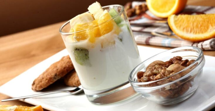 Persische Vorspeise - Joghurt mit Nüssen und Datteln