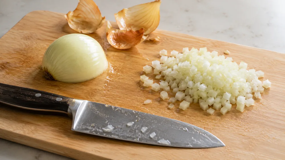 Zwiebeln schneiden: gleichmäßige Würfel, weniger Tränen